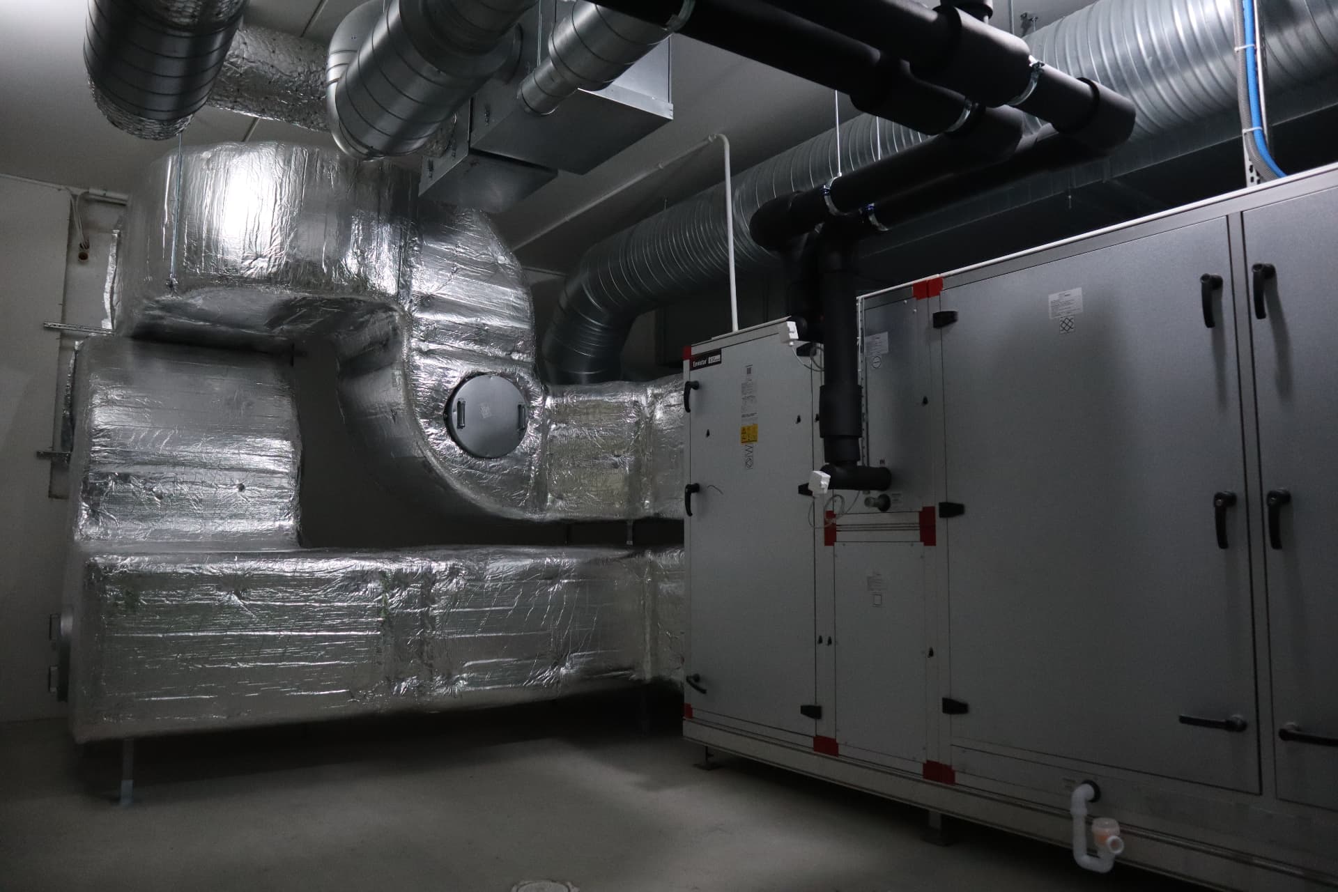 Isolerade ventilationskanaler och rör i teknikrum